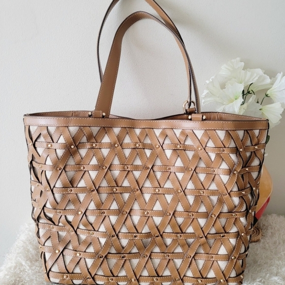 Like new Rare Michael Kors shoulder bag basket shape bag - Picture 5 of 10